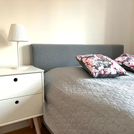 Eleven Long Gardens Old Town Center Apartment *