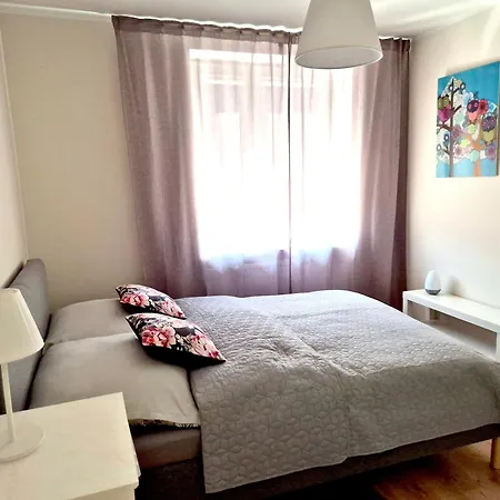 Eleven Long Gardens Old Town Center Apartment *